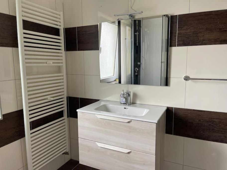 Duesseldorf Messe And Airport, 2-Bedroom Apartment With Kitchen And Garden Duisbourg Extérieur photo